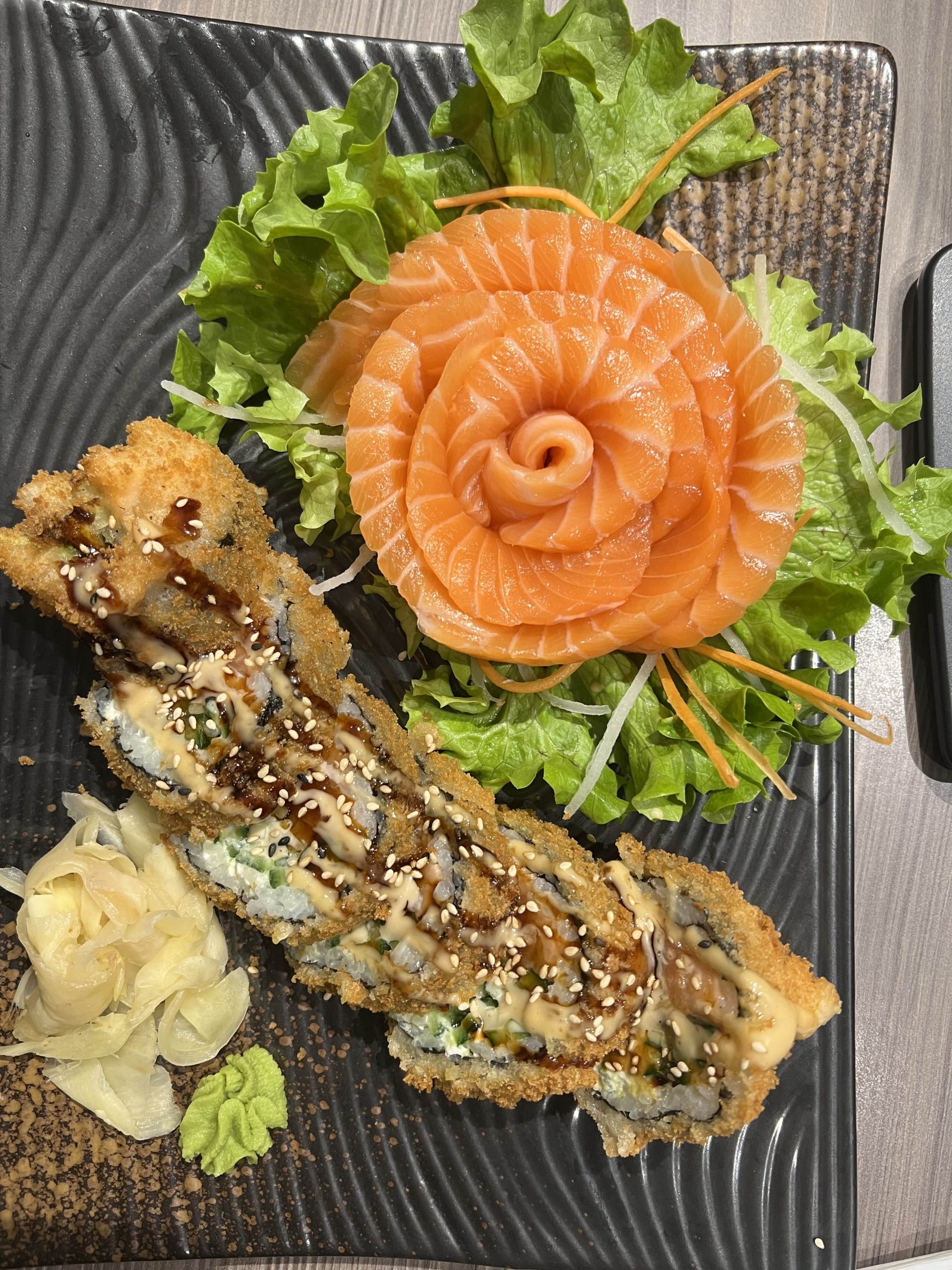 Lachsrose-Sashimi und Crunchy Roll mit Sesam