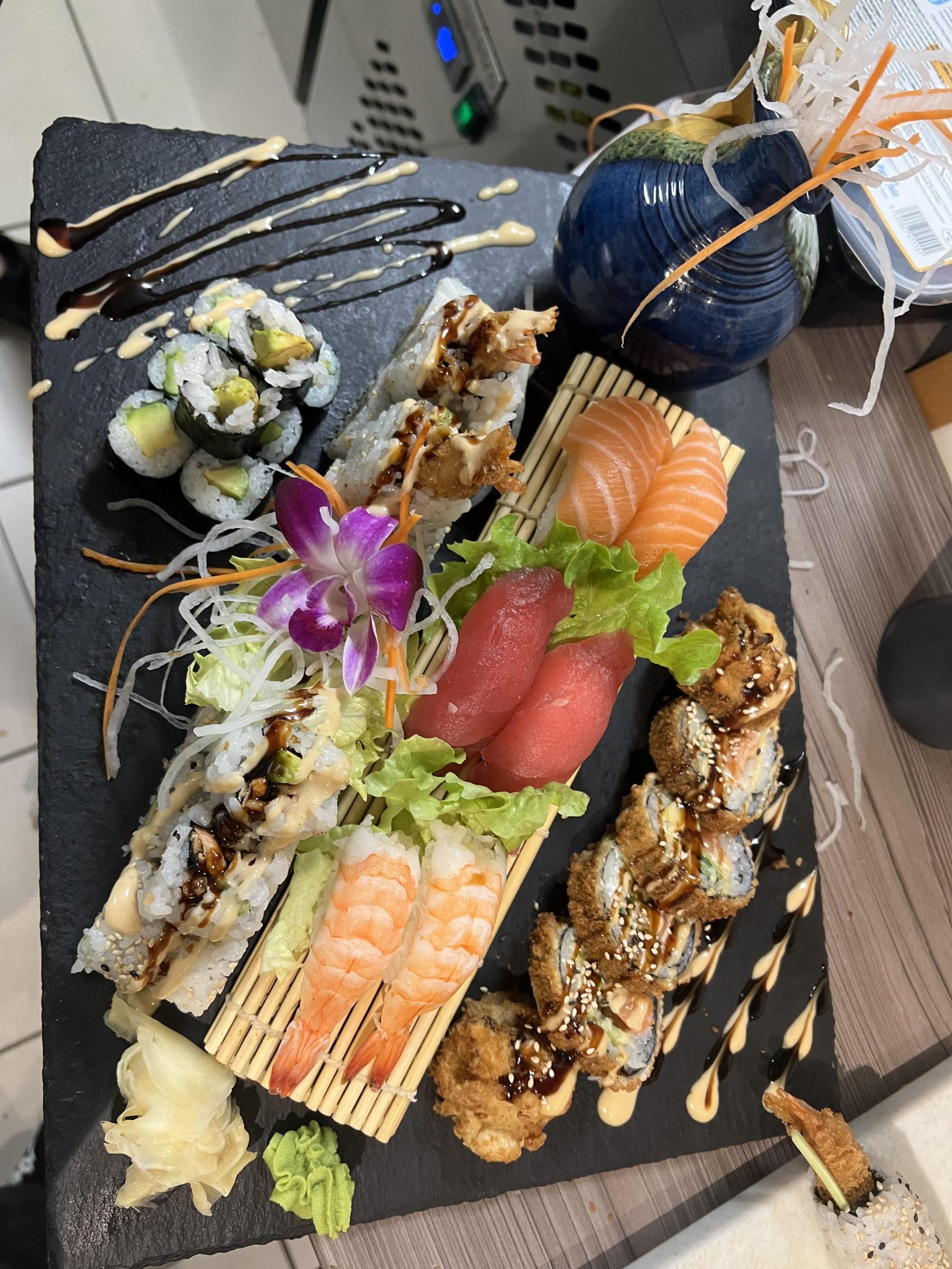 Sushi-Platte von Asia Cuisine & Sushi mit Lachs, Thunfisch und Garnelen