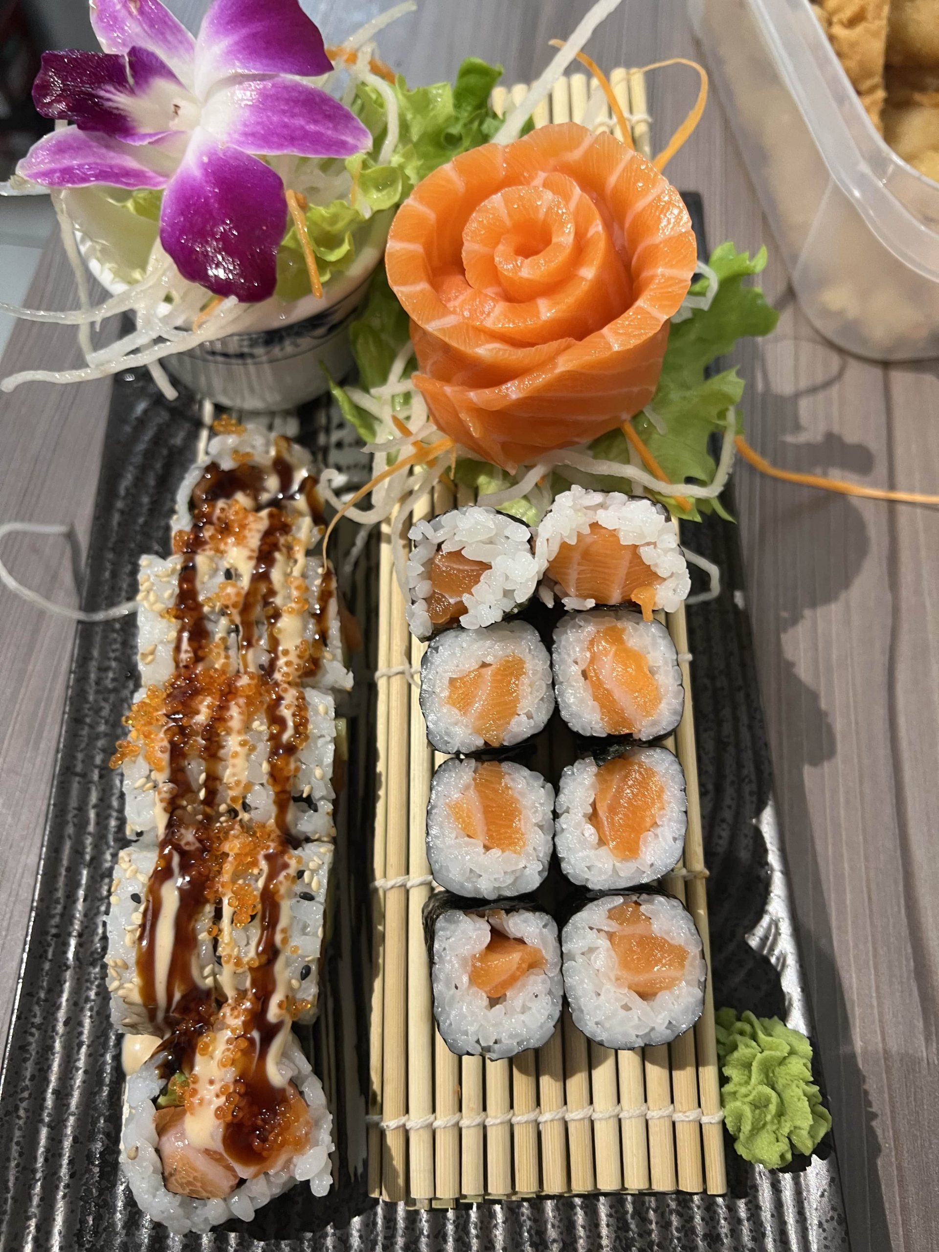 Lachs-Maki-Rolle und Crunchy Roll mit Tobiko