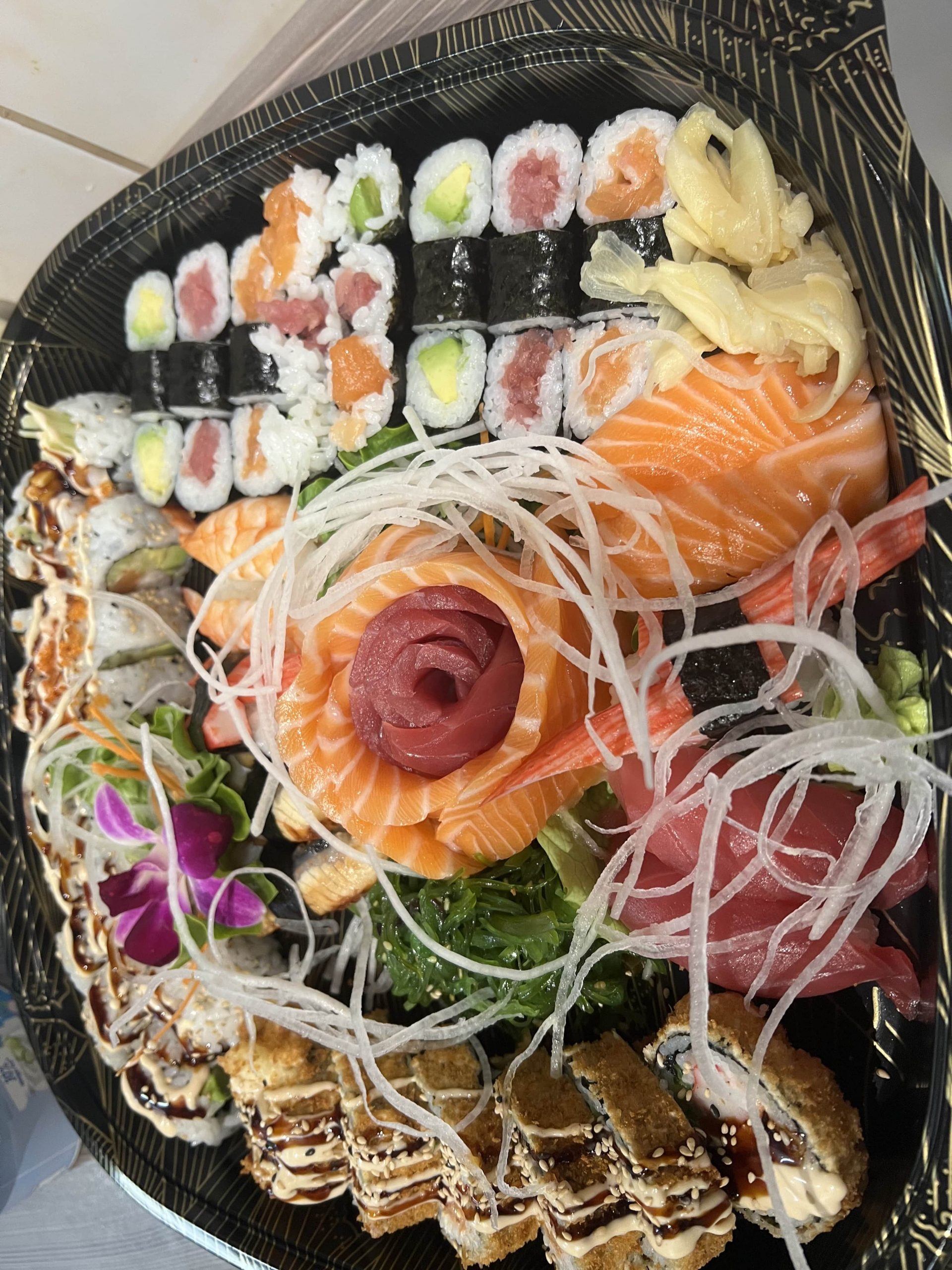 Große Sushi-Platte mit Nigiri, Maki und Sashimi